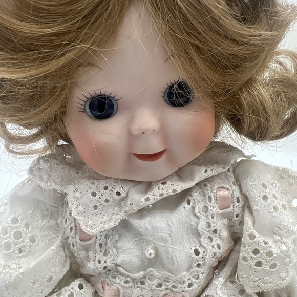 Victoria Ashlea Originals Global Art Porcelain Musical Doll 1983s Box, Tags - Picture 2 of 14